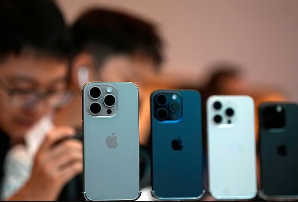 স্পাইওয়্যার আক্রমণ থেকে সতর্ক হতে বলল অ্যাপল, আইফোন ব্যবহারকারীদের জন্য সতর্কবার্তা