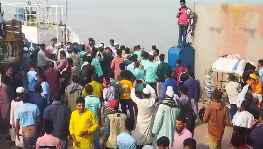 নোয়াখালীর হাতিয়ায় ফেরি উদ্বোধন ঘিরে বিএনপি–এনসিপির সংঘর্ষ, আহত অন্তত ১০