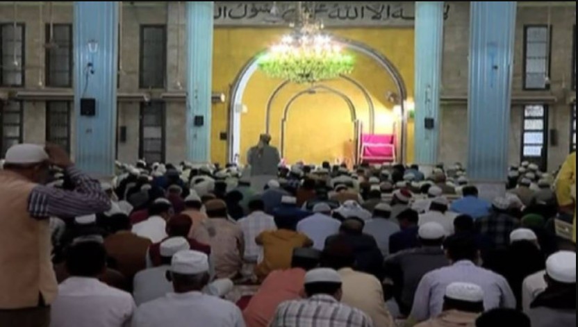 পবিত্র শবে বরাত উপলক্ষে দেশের মসজিদে মুসল্লিদের ভিড়, ইবাদতে ব্যস্ত ধর্মপ্রাণরা