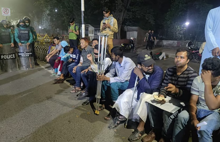 পুলিশি বাধা উপেক্ষা করে প্রধান উপদেষ্টার বাসভবনের সামনে নবম পে-স্কেলের দাবিতে বিক্ষোভ