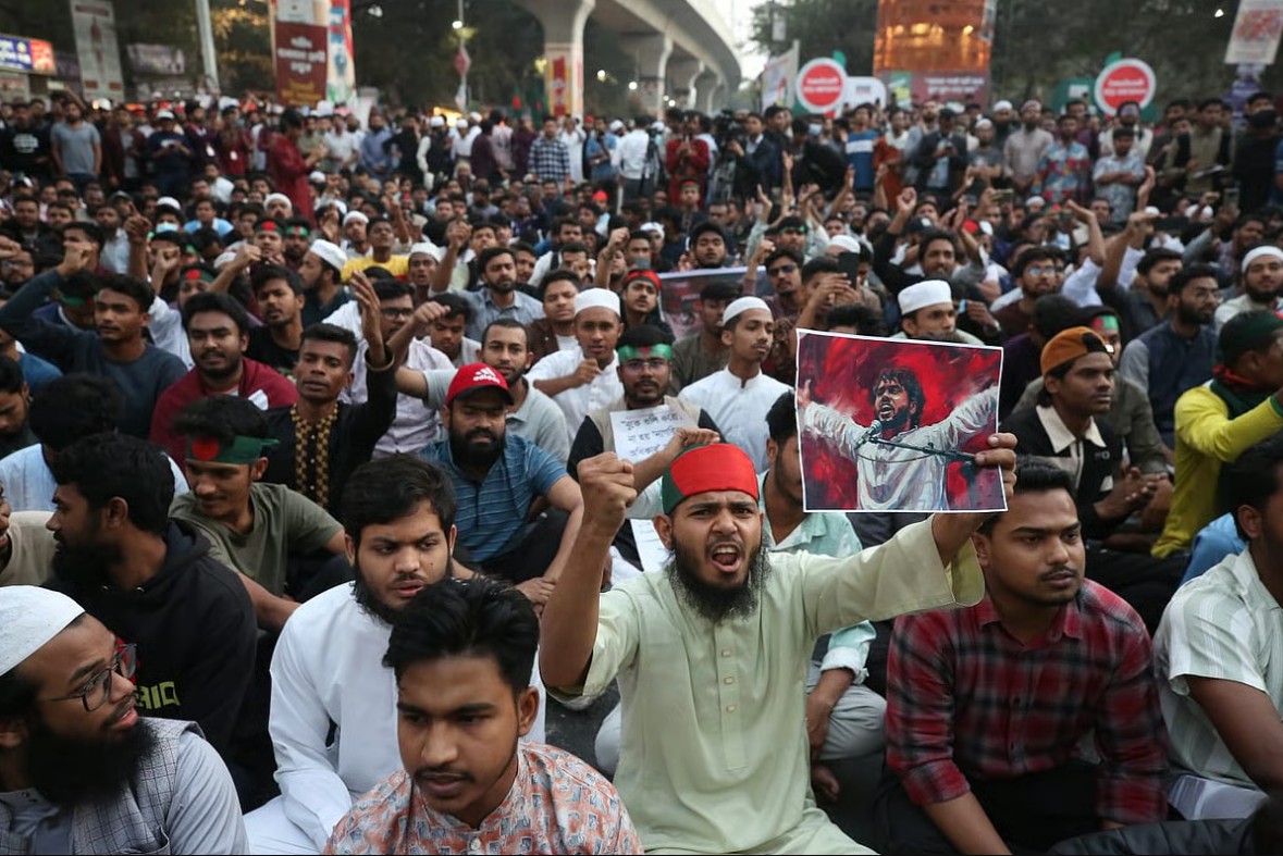 শাহবাগ অবরোধ: পুলিশের সঙ্গে সংঘর্ষের পর ইনকিলাব মঞ্চের অবস্থান, বন্ধ যান চলাচল