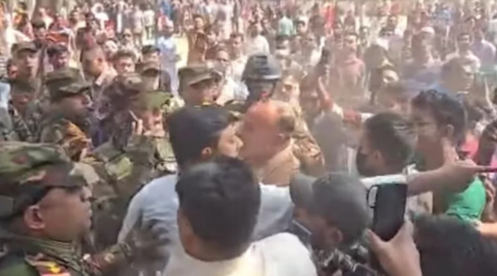 ঢাকা-৮ কেন্দ্রে হামলার অভিযোগ: নাসীরুদ্দীন পাটওয়ারীর ওপর ভোটকেন্দ্রে আক্রমণ, সেনা হস্তক্ষেপে পরিস্থিতি নিয়ন্ত্রণে