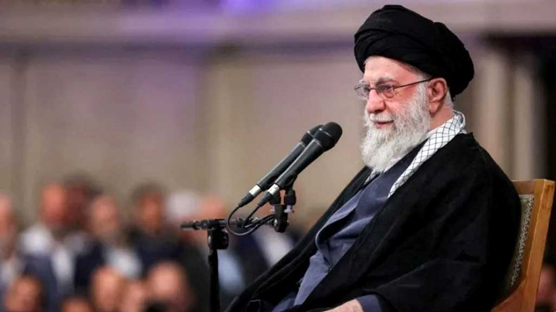 খামেনি ও পেজেশকিয়ান টার্গেট? ইসরায়েলি হামলা নিয়ে আন্তর্জাতিক প্রতিবেদন