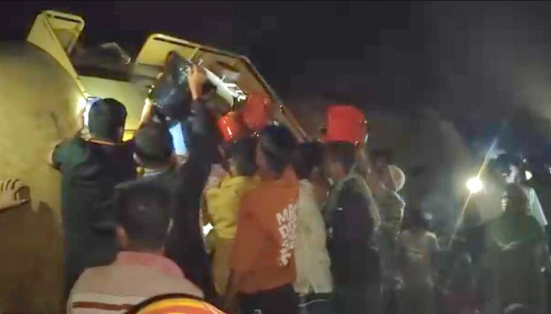 হবিগঞ্জে ভয়াবহ ট্রেন দুর্ঘটনা! তেলবাহী ট্রেন লাইনচ্যুত, বন্ধ রেল যোগাযোগ